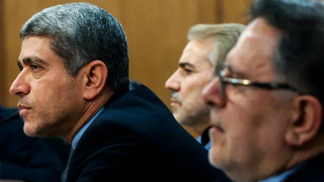 وزیر اقتصاد ایران (چپ) می‌گوید دولت می‌‎خواهد بازار بدهی درست کند