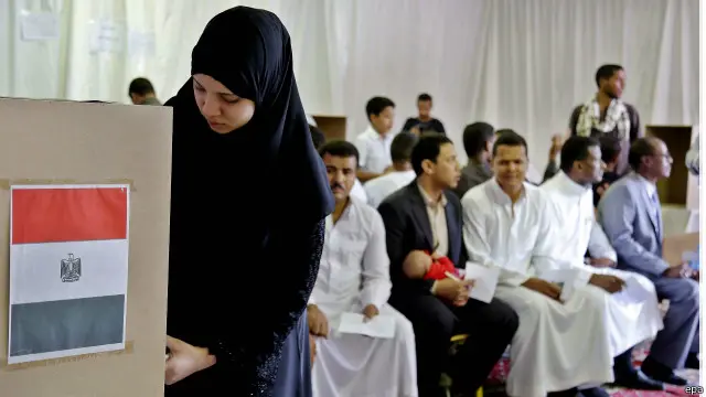 مصريون مقيمون في السعودية يدلون باصواتهم في السفارة المصرية في الرياض 