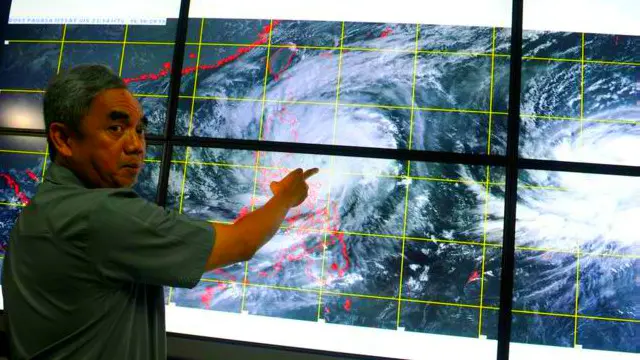 Topan Koppu diperkirakan menyebabkan angin dengan kecepatan 250km/jam.