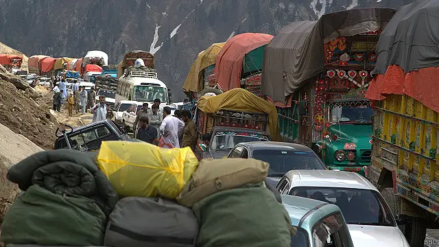 یہاں گاڑیوں کی لمبی قطاریں تھیں