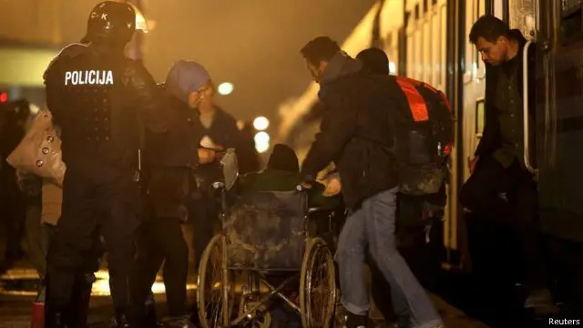 Kereta yang mengangkut sekitar 1200 pengungsi tiba di perlintasan Sredisce ob Davi.