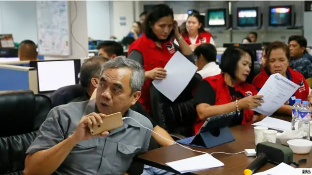 Direktur Dewan Manajemen dan Pengurangan Risiko Bencana Alexander Pama memberi pengarahan soal topan Koppu.