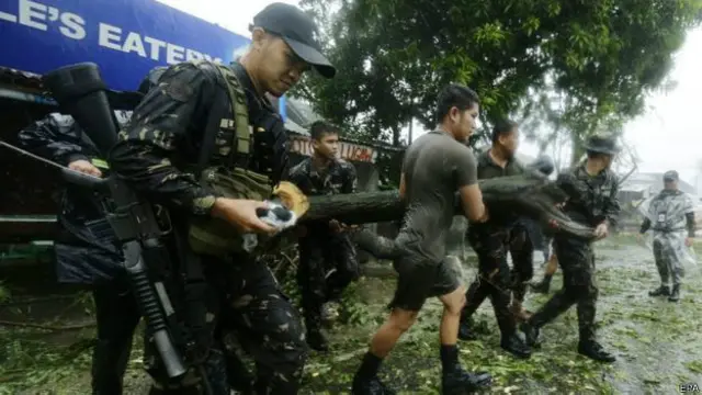 سقطت بعض الأشجار على المنازل
