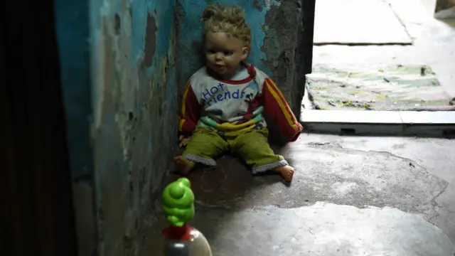 Dos juguetes a las afueras de la casa donde vive la niña de cuatro años violada