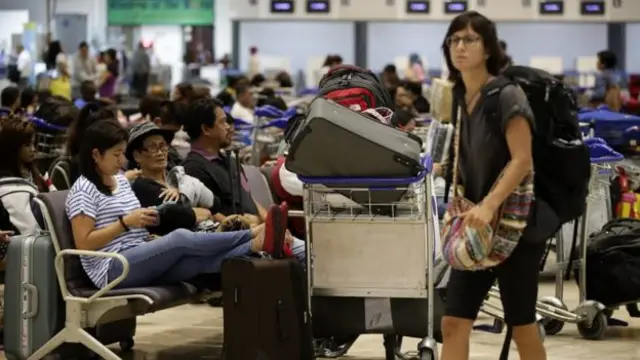 Hành khách bị ảnh hưởng do các chuyến bay ở sân bay Manila bị hủy.