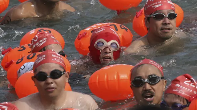 参赛者在比赛中,其中一位戴上了贴面护具