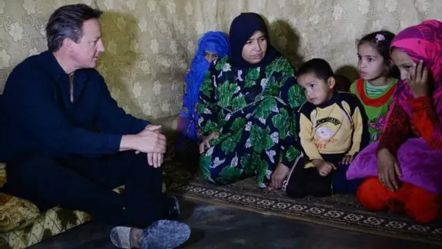 卡梅倫首相訪問黎巴嫩境內的敘利亞難民營。（資料圖片）