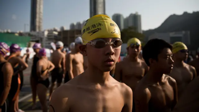 年轻的参赛者在赛前准备