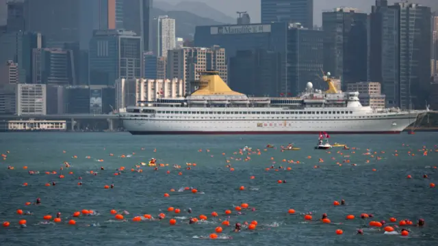 维港泳参赛者在比赛中