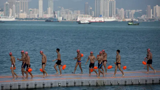 完成比赛的参赛者在岸边平台上