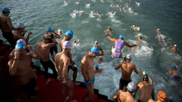 参赛者在维港下水