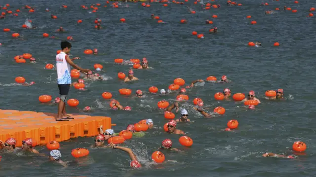 参赛者游经中途站