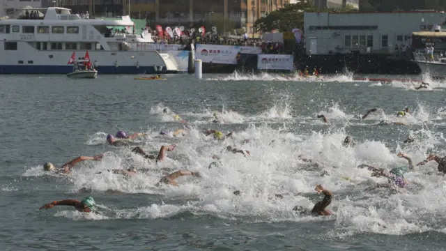 参赛者在维港向终点进发