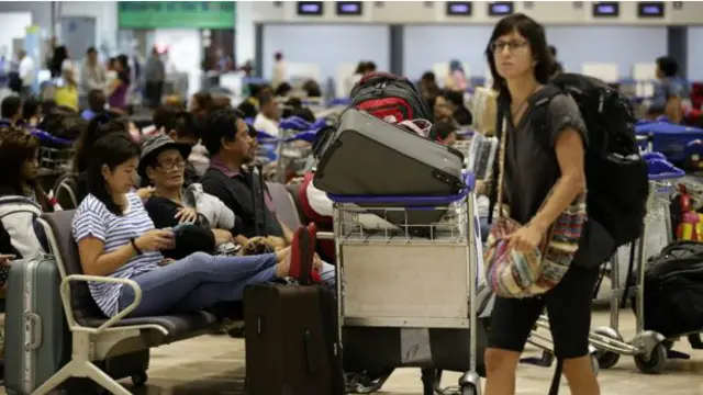 Layanan penerbangan, kapal feri, dan bus menuju daerah pegunungan sudah dibatalkan.