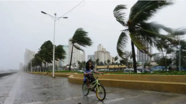 Angin kencan dan hujan sudah sampai Manila, ibu kota negara.