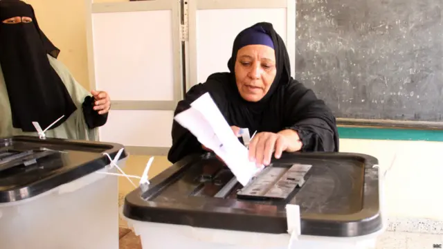 سيدة تدلي بصوتها