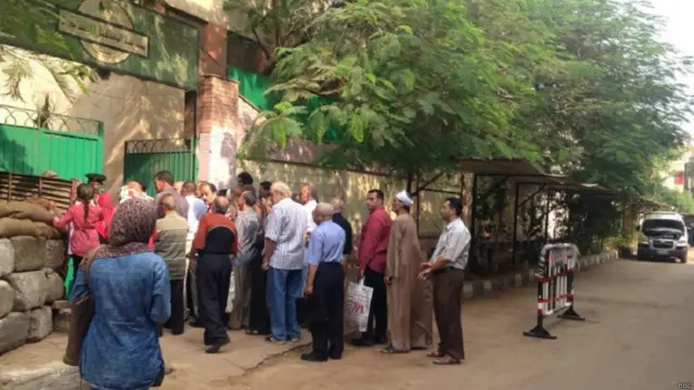 ناخبون يصطفون أمام مقر لجنة انتخابية