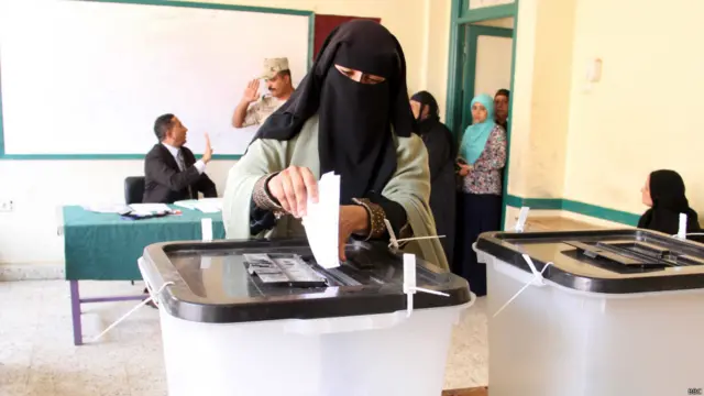 سيدة منتقبة تدلي بصوتها 