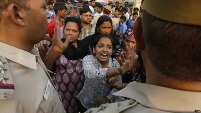 දූෂණයට ලක් වූ වසර දෙක හමාරක දැරියගේ නිවස අසලට රැස් වූ උද්ඝෝෂකයෝ පොලිසිය ඉදිරියේ විරෝධතා දැක්වූහ