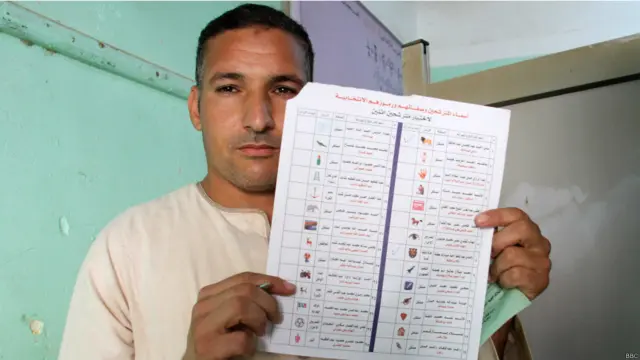 ناخب يحمل استمارة التصويت