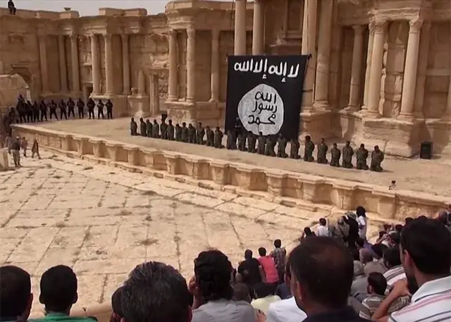 سربازان اسیر سوری در پالمیرا (برگرفته از یک ویدئوی دولت اسلامی، منتشر شده در ژوئیه ۲۰۱۵)