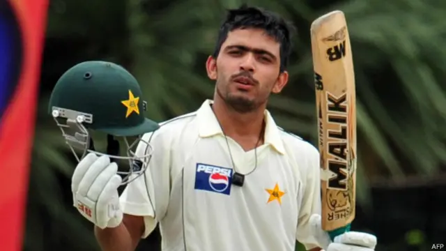 فواد عالم نے اپنا پہلا ٹیسٹ میچ سری لنکا کے خلاف کھیلا تھا جس میں انھوں نے سنچری سکور کی تھی