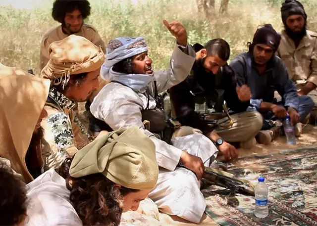 سربازان دولت اسلامی و جشن عید (برگرفته از یک ویدئوی دولت اسلامی، ۲۰ ژوئیه ۲۰۱۵)