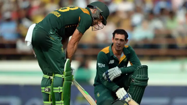 اتوار کو کھیلے جانے والے اس میچ میں جنوبی افریقہ کی اننگز کی خاص بات کوئینٹن ڈی کاک کی سنچری تھی جو 103 رنز بنا کر رن آؤٹ ہوئے