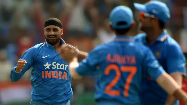 آؤٹ ہونے والے پہلے کھلاڑی ڈیوڈ ملر تھے جو 33 رنز بنا کر ہربھجن سنگھ کی گینڈ پر کیچ آؤٹ ہوئے