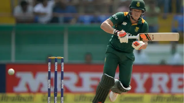 راجکوٹ میں بھارت اور جنوبی افریقہ کے درمیان پانچ ایک روزہ میچوں کی سیریز کے تیسرے میچ میں جنوبی افریقہ نے ٹاس جیت کر پہلے بیٹنگ کرتے ہوئے مقررہ 50 اوورز میں 270 رنز بنا کر انڈیا کو جیت کے لیے 271 رنز کا ہدف دیا