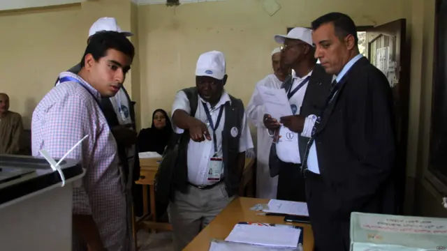 أفراد البعثة الدولية داخل اللجان