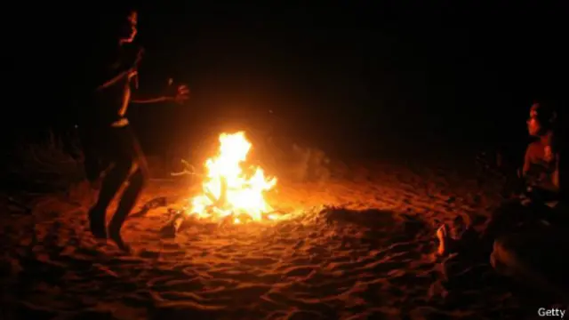 வேட்டையாடும் சமூகங்கள் நம்மைவிட குறைந்தளவு நேரமே உறங்கியதாக ஆய்வாளர்கள் கூறுகின்றனர்