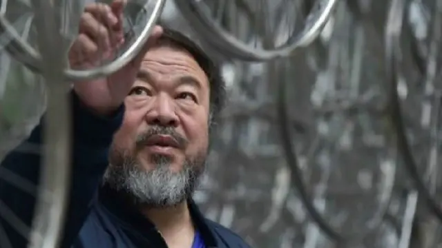 السفير الصيني لدى بريطانيا يقول إنه ليس من عشاق الفنان الصيني ا لمعارض آي ويوي