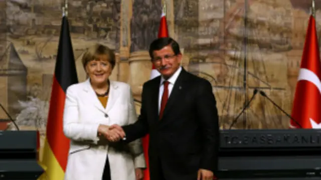 ဂျာမနီ ဝန်းကြီးချုပ် အန်ဂလာ မာကယ် နဲ့ တူရကီ ဝန်ကြီးချုပ် အာမက် ဒေဗိုတော်လူး 