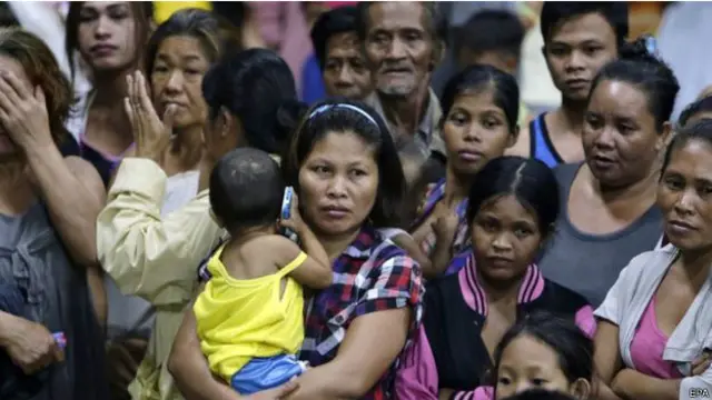 Ratusan ribu warga dievakuasi dari rumah mereka di kawasan tengah Filipina.