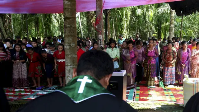 Umat Kristen Aceh Singkil beribadah di tenda sementara dekat gereja yang dibakar di Desa Suka Makmur, Aceh Singkil pada 18 Oktober 2015. 
