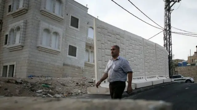 انتظار می رود که دیوار بتونی میان ناحیه جبل مکبر در بیت المقدس شرقی و ناحیه یهودی نشین آرمون هاناتزیو هفته آینده تکمیل شود