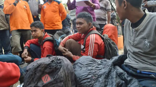 Para pendaki yang selamat dari kebakaran hutan di lereng Gunung Lawu.