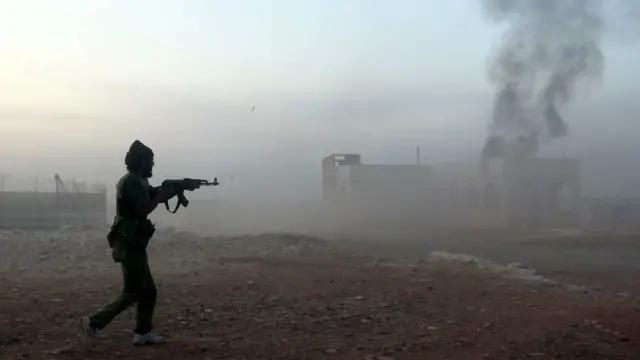 تدور في حلب مواجهات عنيفة بين القوات الحكومية وفصائل معارضة.