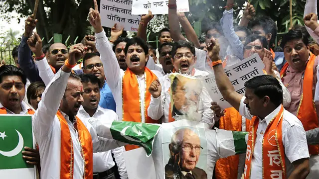 नई दिल्ली में पाकिस्तान के ख़िलाफ़ प्रदर्शन करते शिव सैनिक