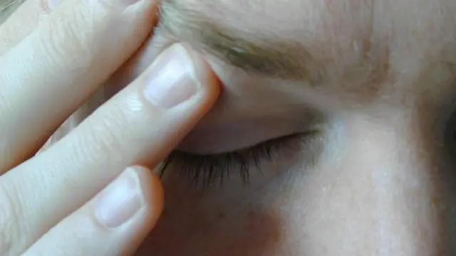 Слово "головний" має різні значення, серед яких і "той, що стосується голови". Тому вислів "головний біль" цілком правильний