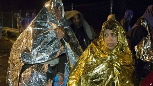 اجبر العديد من المهاجرين على الانتظار في البرد وتحت المطر خلال الليل