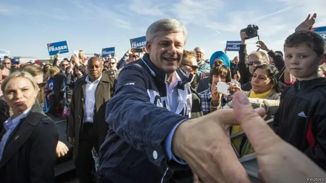 مخالفان، حزب محافظه کار آقای هارپر را به داشتن سیاست‌های افراطی متهم می‌کنند