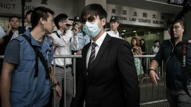 一名涉及曾健超被毆案的警員帶著口罩離開香港東區裁判法院(19/10/2015)