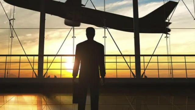 看着飞机起飞的男子(图片来源:Thinkstock)