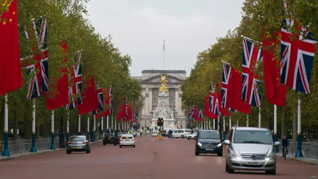 應英國女王伊麗莎白二世邀請，習近平夫婦將於19日至23日對英國進行國事訪問。白金漢宮前紅色大道兩側掛滿了英中兩國國旗。