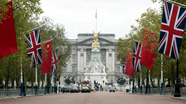 英國首相卡梅倫表示，英中雙邊關係將進入「黃金時代」，英國的國際地位和中國的經濟投資將帶來雙贏局面。