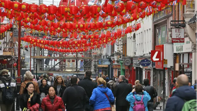 倫敦唐人街掛出大紅燈籠和中英兩國國旗，歡迎習近平訪問。一些學者表示習近平對英國進行首次國事訪問，將取得一系列重要經貿成果。