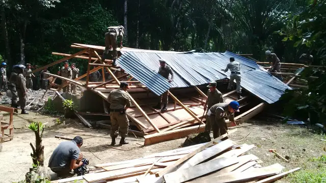 Pemerintah Aceh Singkil melakukan pembongkaran tahap pertama terhadap 10 gereja yang dinyatakan tak memiliki izin, Senin 19 Oktober 2015.