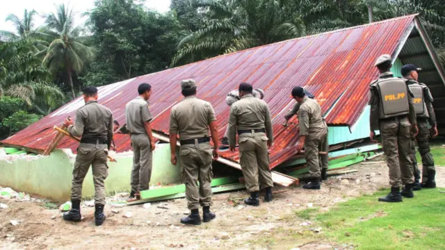 Pembongkaran gereja yang berlangsung di Aceh Singkil, Provinsi NAD pada 19 Oktober 2015.